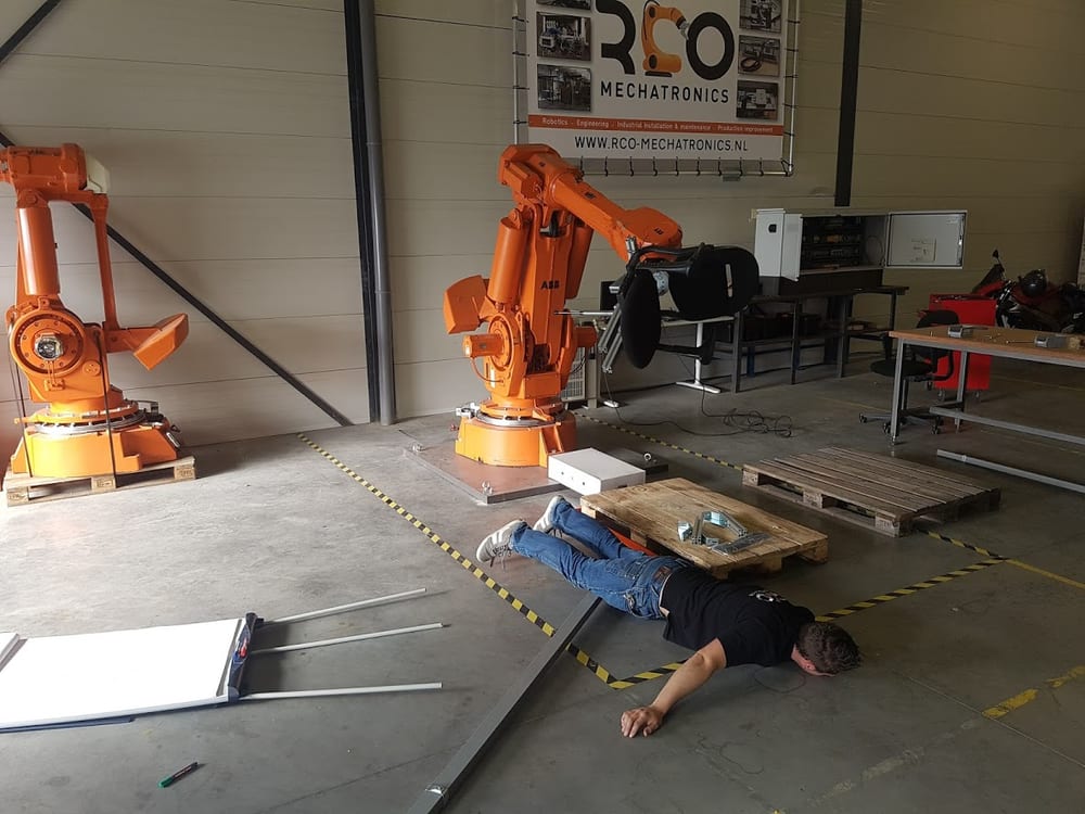 Industriële oranje robots in een productiehal.